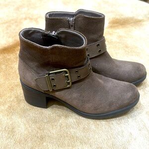 Clark’s The Ultimate Comfort Collection booties size 7 moto style in suede